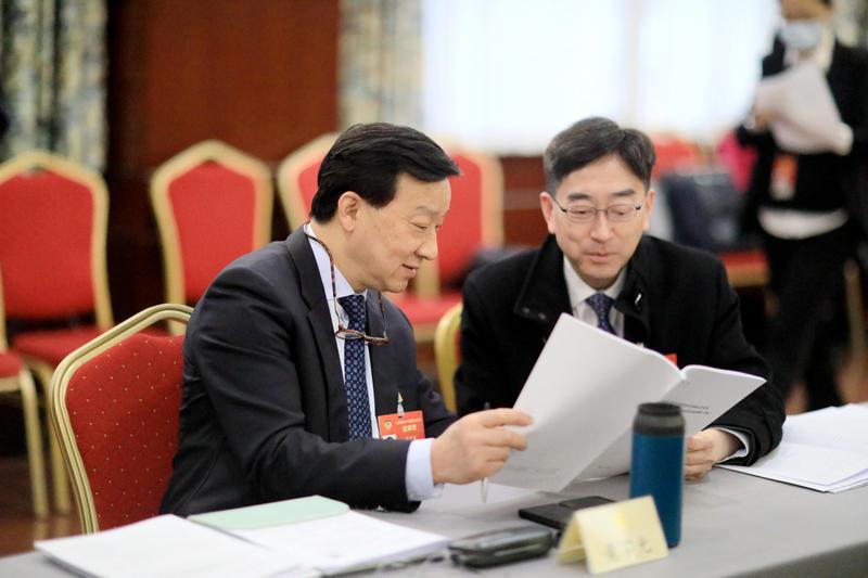 黃宇光委員（左）與高永文委員，就國(guó)民經(jīng)濟(jì)和社會(huì)發(fā)展“十四五”規(guī)劃和二〇三五年遠(yuǎn)景目標(biāo)綱要草案進(jìn)行交流,。 特邀委員記者 徐鳳芹攝