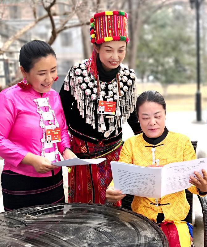 少數(shù)民族界楊艷,、何慶、黃麗云三位委員（從左至右）就全國(guó)政協(xié)常委會(huì)工作報(bào)告中共同關(guān)注的話題進(jìn)行交談,。特邀委員記者 資艷 萍 攝