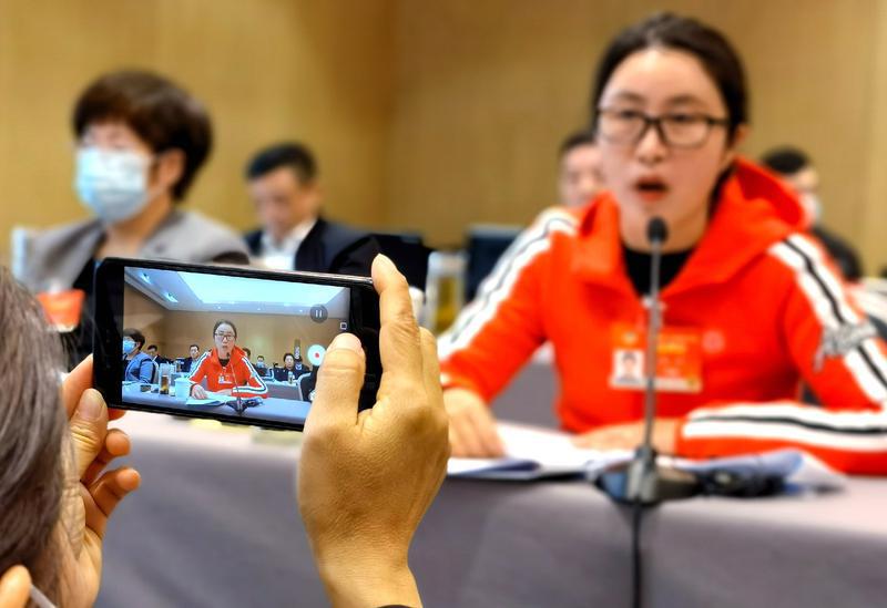 小組討論會上，云南省衛(wèi)生健康委主任楊洋委員就總書記看望醫(yī)療衛(wèi)生界,、教育界委員時的講話進(jìn)行了發(fā)言,。 特邀委員記者 茸芭莘那攝