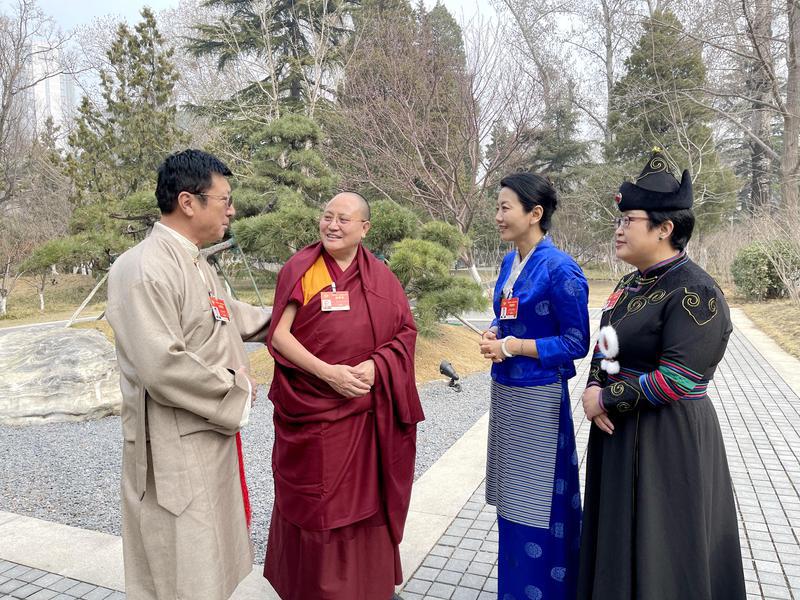 少數(shù)民族界委員在一起討論關(guān)于助推民族地區(qū)經(jīng)濟社會發(fā)展的提案,。特邀委員記者 郭文圣攝