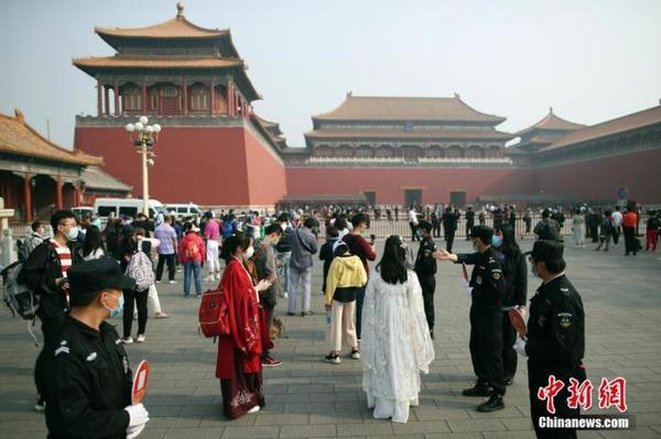 資料圖：2020年5月1日，游客排隊(duì)準(zhǔn)備進(jìn)入故宮博物院,。 中新社記者 盛佳鵬 攝