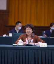 天津市政協(xié)委員,，天津市伊斯蘭教協(xié)會(huì)副會(huì)長(zhǎng),，天津新疆商會(huì)常務(wù)副會(huì)長(zhǎng)阿依木汗·烏斯?jié)M：  外來(lái)少數(shù)民族同胞怎樣更好融入城市