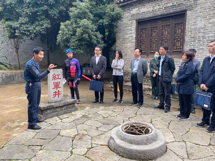 （游客在紅軍井前傾聽紅八軍在龍州浴血奮戰(zhàn)的歷史,。 龍州縣文旅局供圖）