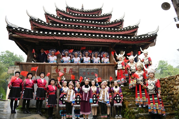（4月14日,，正逢農(nóng)歷三月三,，龍勝各族人民在紅軍樓學黨史、唱紅歌,。 周恩平攝）