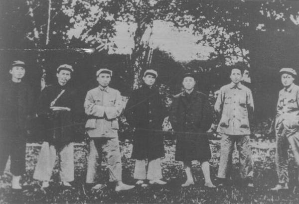 朱德與蘇區(qū)中央局委員在瑞金合影,，左二起任弼時、朱德,、鄧發(fā),、項英、毛澤東,、王稼祥