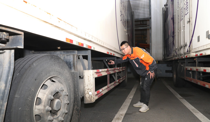 上海：越夜越忙碌 探訪高速公路旁的快遞轉(zhuǎn)運中心