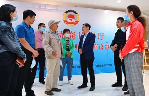 圖為，活動結(jié)束后,，群眾依然對焦點問題和領(lǐng)(356580)-20210603081501