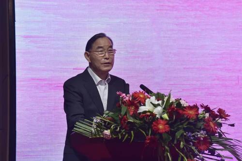 十二屆全國政協(xié)委員、原農(nóng)業(yè)部黨組成員,、中國絲綢桑蠶品牌集群主席朱保成致辭