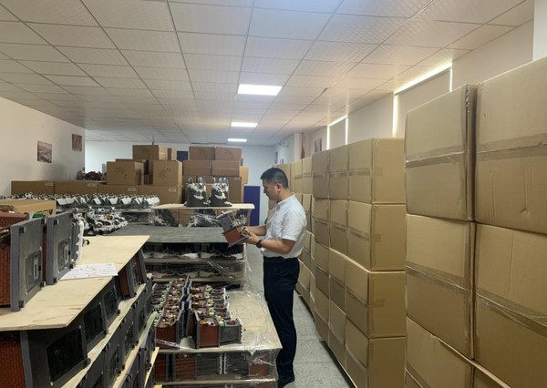 廈門中遠海運集運專項工作組成員實地察看中小企業(yè)貨物堆存情況