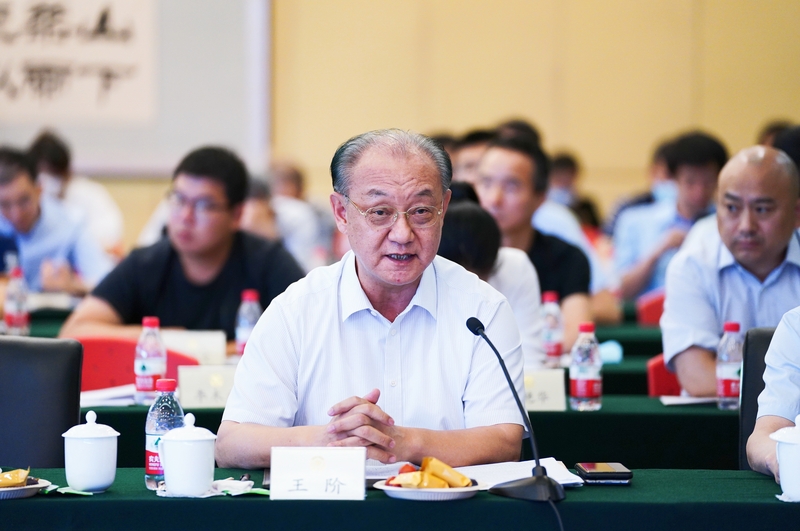 王  階  全國(guó)政協(xié)委員、中國(guó)中醫(yī)科學(xué)院廣安門(mén)醫(yī)院原院長(zhǎng)