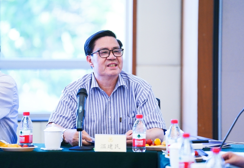 溫建民  十二屆全國(guó)政協(xié)委員,、首都名中醫(yī)、北京科技大學(xué)天津?qū)W院大健康學(xué)院院長(zhǎng)兼中醫(yī)研究院院長(zhǎng)