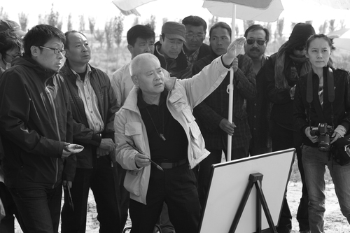 2013年李小可在烏海帶學(xué)生寫(xiě)生、講課
