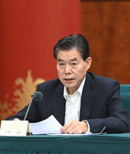 中共十九屆中央委員,，全國政協(xié)經(jīng)濟委員會副主任，商務(wù)部原部長鐘山：增強外貿(mào)綜合競爭力的幾點建議