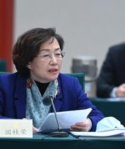 全國(guó)政協(xié)委員,，廈門市政協(xié)副主席，民革廈門市委會(huì)主委國(guó)桂榮：進(jìn)一步推動(dòng)中小學(xué)未成年人的法治教育進(jìn)程