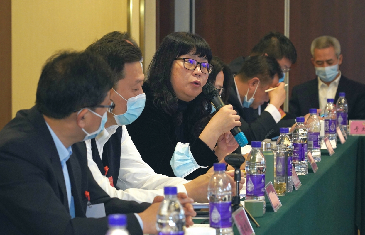 在北京市石景山區(qū)政協(xié)第十一屆一次會議上，委員們圍繞區(qū)政府工作報(bào)告開展討論