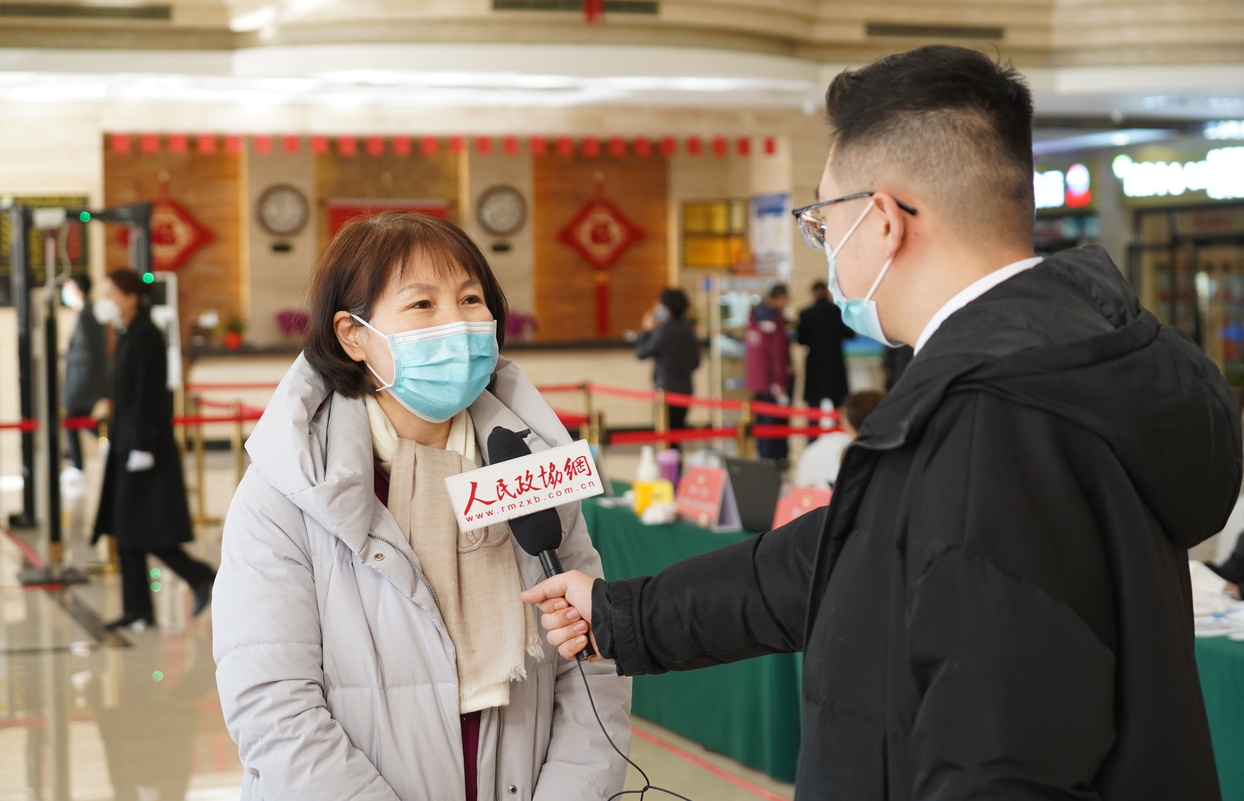 內(nèi)蒙古自治區(qū)政協(xié)委員在報(bào)到現(xiàn)場(chǎng)接受人民政協(xié)網(wǎng)記者采訪