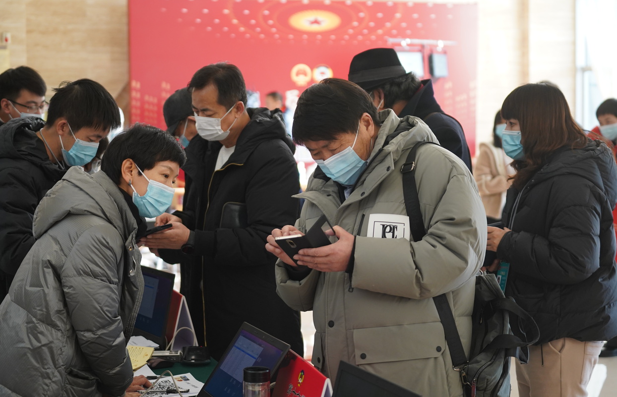 參加內(nèi)蒙古自治區(qū)政協(xié)十二屆五次會(huì)議的委員到駐地報(bào)到