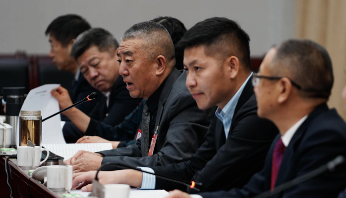 參加內(nèi)蒙古自治區(qū)政協(xié)十二屆五次會(huì)議的委員們分組討論常委會(huì)工作報(bào)告