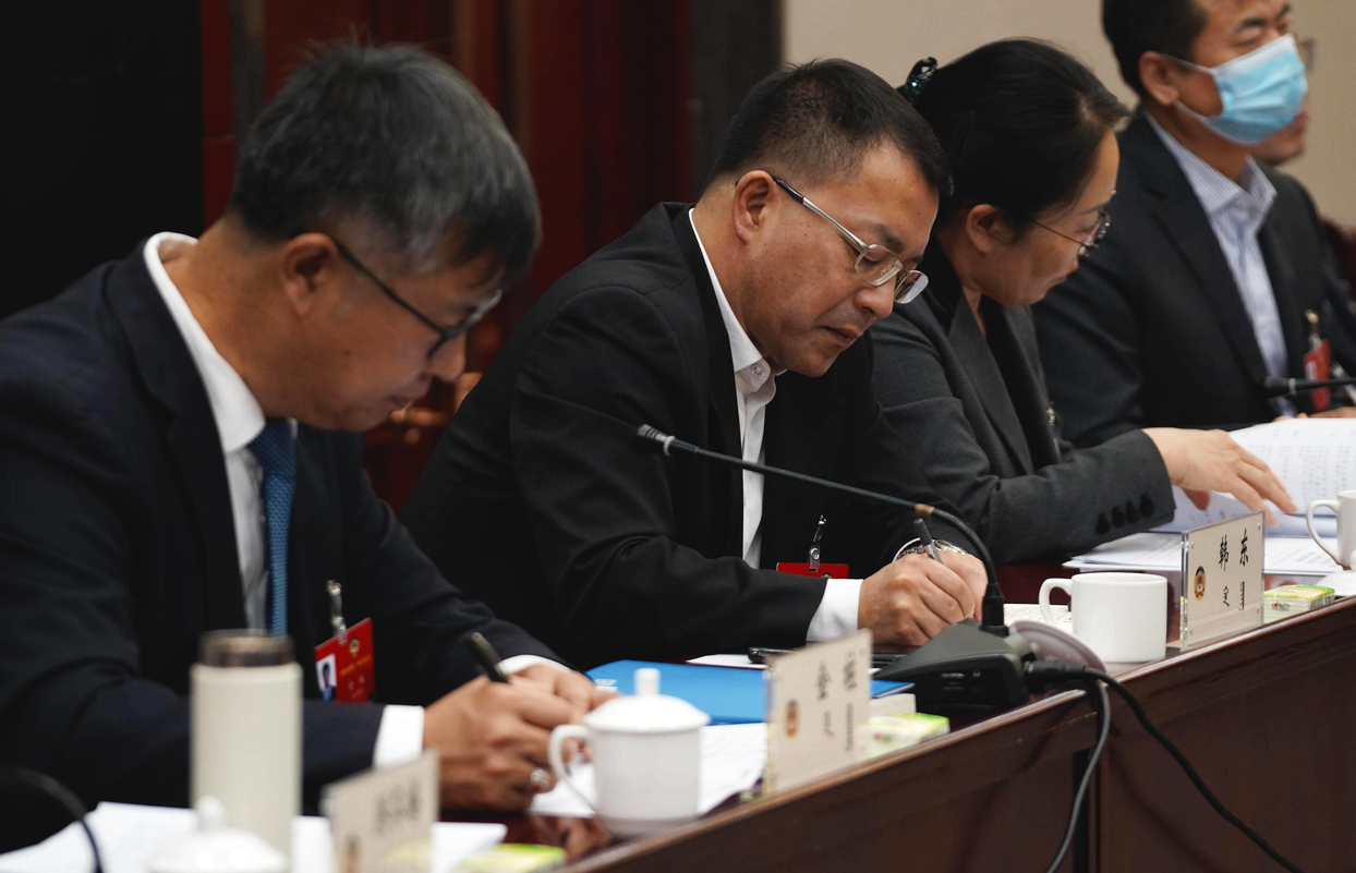 參加內(nèi)蒙古自治區(qū)政協(xié)十二屆五次會(huì)議的委員們分組討論常委會(huì)工作報(bào)告
