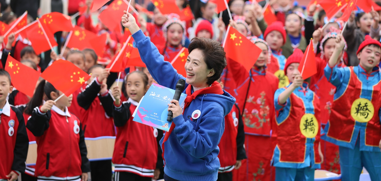 全國政協(xié)委員海霞在河南鞏義帶領學生們 揮舞國旗齊唱《我和我的祖國》