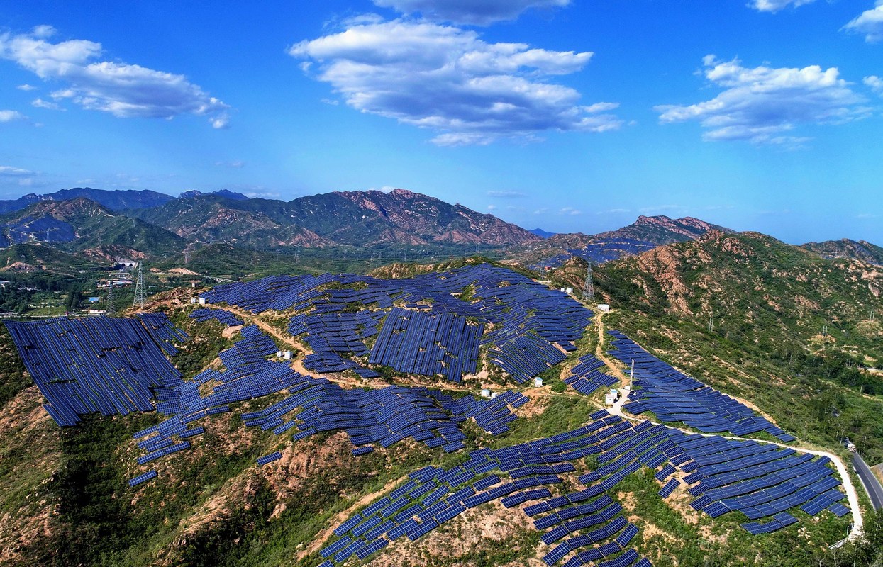 河北省平山縣崗南鎮(zhèn)李家莊村附近荒山上的光伏發(fā)電站（2019年8月28日攝，無人機照片）,。