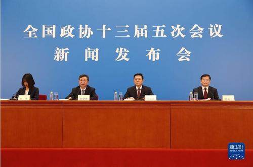 3月3日,，全國(guó)政協(xié)十三屆五次會(huì)議新聞發(fā)布會(huì)在北京舉行,，大會(huì)新聞發(fā)言人郭衛(wèi)民向中外媒體介紹本次大會(huì)有關(guān)情況并回答記者提問,。新華網(wǎng)記者 焦鵬 攝