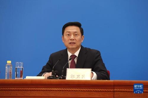 3月3日，全國(guó)政協(xié)十三屆五次會(huì)議召開新聞發(fā)布會(huì),。大會(huì)新聞發(fā)言人郭衛(wèi)民向中外媒體介紹本次大會(huì)有關(guān)情況并回答記者提問,。圖為大會(huì)新聞發(fā)言人郭衛(wèi)民回答記者提問。新華網(wǎng)記者 焦鵬 攝