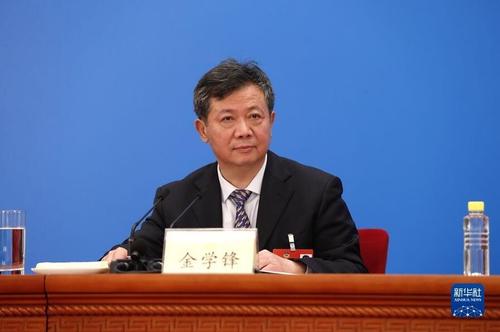 3月3日,，全國(guó)政協(xié)十三屆五次會(huì)議召開新聞發(fā)布會(huì),。大會(huì)新聞發(fā)言人郭衛(wèi)民向中外媒體介紹本次大會(huì)有關(guān)情況并回答記者提問。圖為兩會(huì)新聞報(bào)道組組長(zhǎng),、全國(guó)政協(xié)十三屆五次會(huì)議副秘書長(zhǎng)金學(xué)鋒,。新華網(wǎng)記者 焦鵬 攝