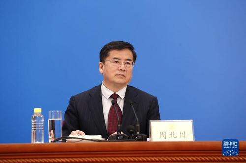 3月3日,，全國(guó)政協(xié)十三屆五次會(huì)議召開新聞發(fā)布會(huì)。大會(huì)新聞發(fā)言人郭衛(wèi)民向中外媒體介紹本次大會(huì)有關(guān)情況并回答記者提問,。圖為新聞發(fā)布會(huì)主持人周北川,。新華網(wǎng)記者 焦鵬 攝