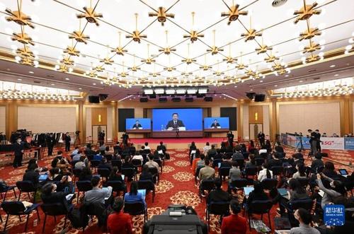 3月3日,，全國(guó)政協(xié)十三屆五次會(huì)議新聞發(fā)布會(huì)在北京舉行，大會(huì)新聞發(fā)言人郭衛(wèi)民向中外媒體介紹本次大會(huì)有關(guān)情況并回答記者提問,。為有效防控疫情,，共同維護(hù)公共衛(wèi)生與健康，新聞發(fā)布會(huì)采用網(wǎng)絡(luò)視頻形式進(jìn)行,。這是分會(huì)場(chǎng),。 新華社記者 陳曄華 攝