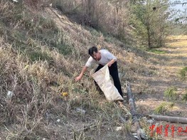 千億富翁春節(jié)在海南撿垃圾