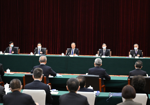 3月6日,，中共中央政治局常委、全國(guó)政協(xié)主席汪洋看望出席全國(guó)政協(xié)十三屆五次會(huì)議的民建,、工商聯(lián)界委員并參加討論,。新華社記者 李響 攝