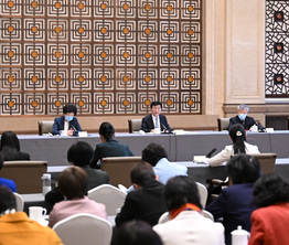 王滬寧與共青團(tuán),、總工會(huì),、婦聯(lián)、青聯(lián)界別政協(xié)委員共商國(guó)是