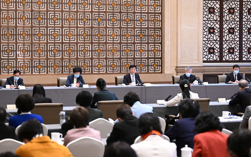 3月6日，中共中央政治局常委,、中央書記處書記王滬寧看望出席全國政協(xié)十三屆五次會議的共青團(tuán),、總工會、婦聯(lián),、青聯(lián)界委員并參加討論,。新華社記者 申宏 攝