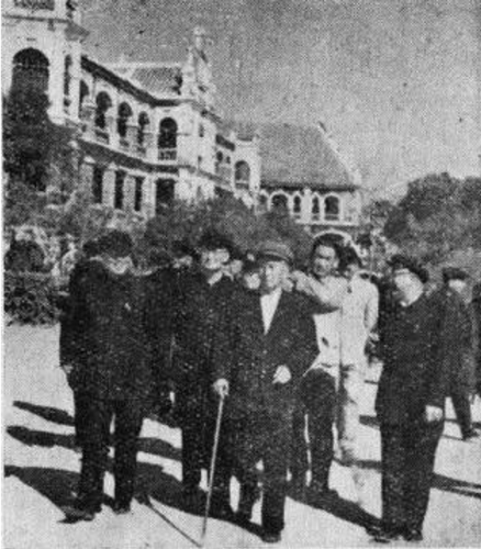 1957年12月12日陳嘉庚帶領(lǐng)出席全國僑聯(lián)第一屆第二次會(huì)議的委員參觀集美學(xué)校,。左起方方,、陳其瑗、陳嘉庚,、莊明理,。