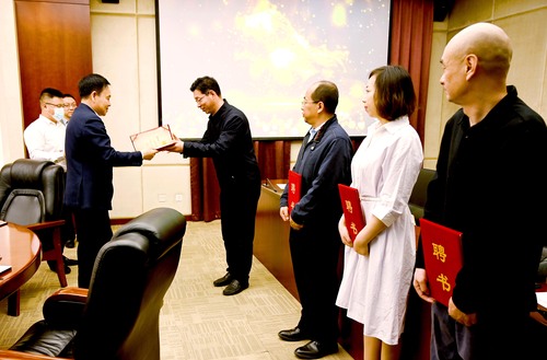 區(qū)政協(xié)主席張德啟為6人頒發(fā)社會(huì)治理研究組(1035313)-20220425165428
