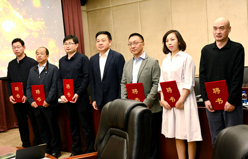 區(qū)政協(xié)主席張德啟為6人頒發(fā)社會(huì)治理研究組(1035315)-20220425165433