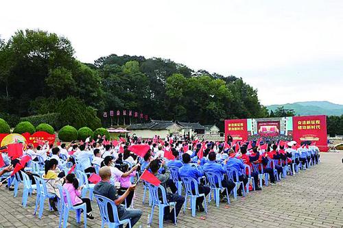 ?古田鎮(zhèn)黨員干部群眾近200余人在古田會(huì)議會(huì)址廣場(chǎng)集中收聽收看黨的二十大開幕會(huì)直播,。