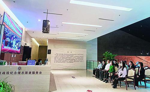 ?在安徽省合肥市渡江戰(zhàn)役紀(jì)念館內(nèi),，部分委員、紀(jì)念館工作人員及街道干部群眾一起收看二十大開(kāi)幕會(huì)直播,。