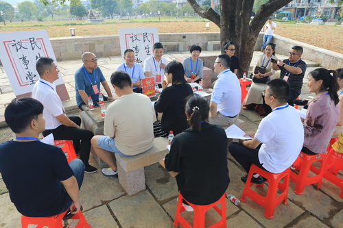 轉(zhuǎn)塘街道長埭村在大樹下搭臺,，茶田間議事，圍繞未來鄉(xiāng)村建設(shè)開展協(xié)商活動,。