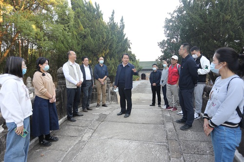 圖片說明：11月2日下午,，方勤走進(jìn)龍泉山明楚王墓文物管理所宣講黨的二十大精神，并與武漢市文物考古研究所,、東湖高新區(qū)龍泉街道等單位的黨員代表和一線文博工作者互動(dòng)交流,。