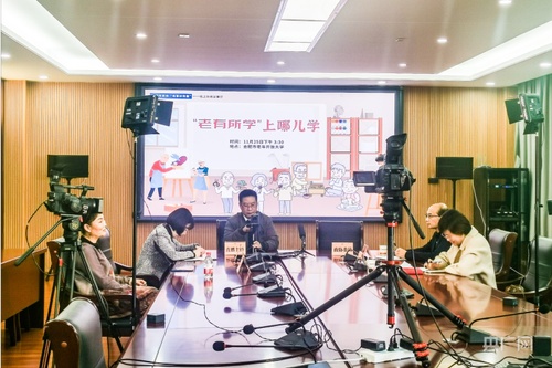 合肥老年開放大學(xué)的會(huì)議室里正在進(jìn)行一場(chǎng)關(guān)于“‘老有所學(xué)’上哪兒學(xué),？”的線上協(xié)商議事直播活動(dòng)（央廣網(wǎng)記者 汪稱 攝）