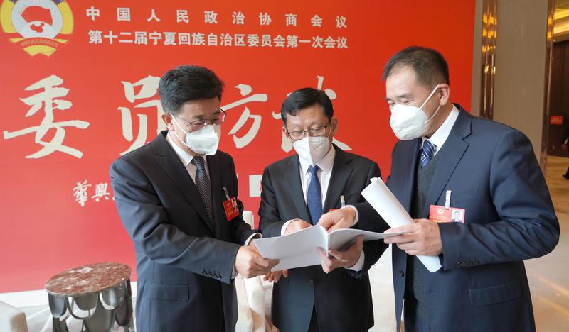 討論自治區(qū)政協(xié)常委會(huì)工作報(bào)告