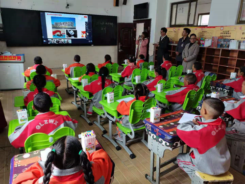 2021年6月,，古露小學孩子通過智慧教室上遠程課2