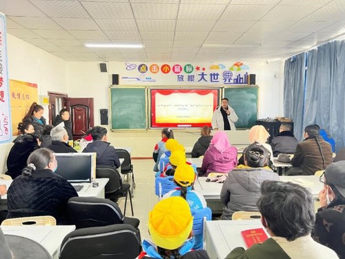 2022年4月,，古露小學孩子帶著牧民家長一起學習普通話