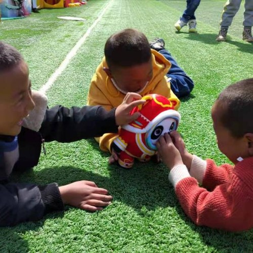 2022年3月，孩子們收到冰墩墩后,，甜甜的笑容就是最好的回報
