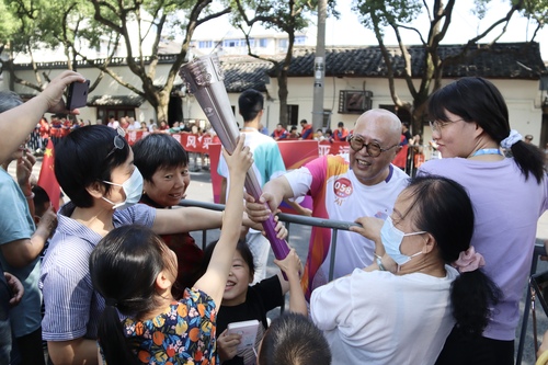 暖心傳炬火 創(chuàng)新繪山河(分離圖)晨曉正與(2982474)-20230915185950