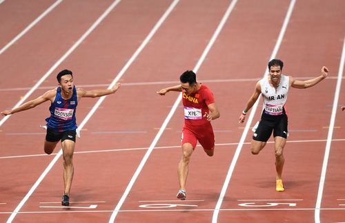 中國(guó)選手謝震業(yè)（中）沖過(guò)終點(diǎn)。