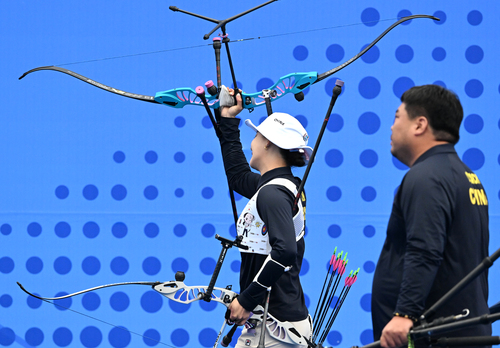 中國選手李佳蔓在獲勝后慶祝。