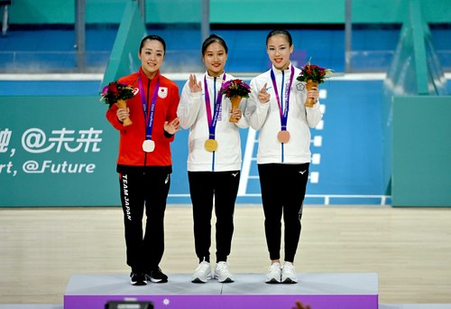 10月7日,，冠軍中國臺北選手洪筱晴（中）、亞軍日本選手藤倉美喜（左）,、季軍中國臺北選手張致如在頒獎臺上,。